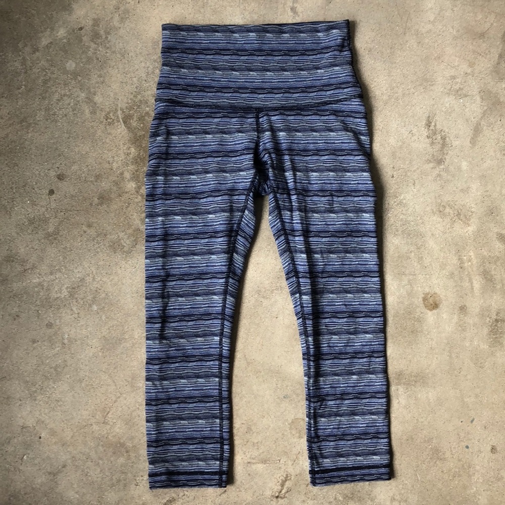 Lululemon size 6 align crop 21” in blue pattern